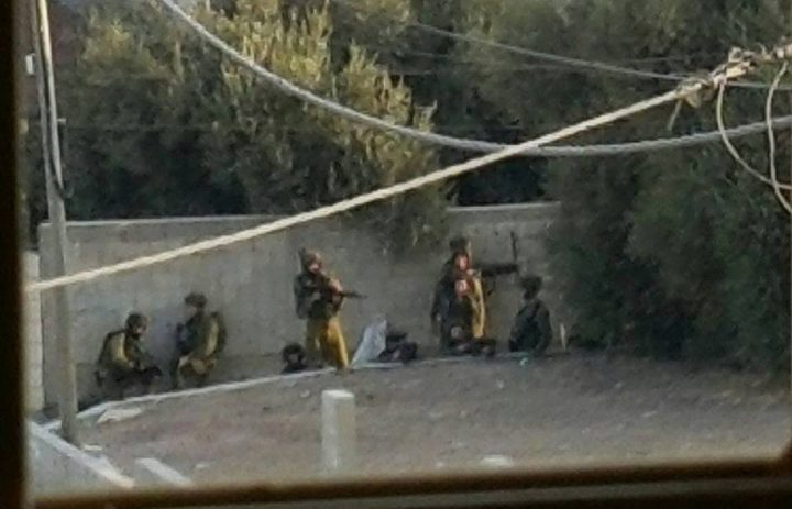 قوات الاحتلال تداهم منزلًا وتصادر ممتلكات