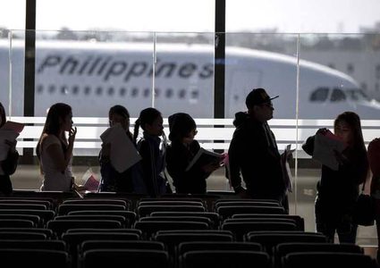 ثعابين بين المسافرين في مطار في الفلبين