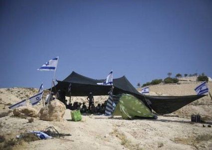 مستوطنون ينصبون خيمة فوق أراضي "خلة النحلة"