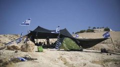 مستوطنون ينصبون خيمة فوق أراضي "خلة النحلة"