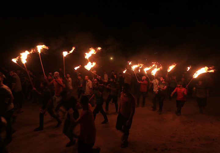 " وحدة الإرباك الليلي" أثناء حرقهم للإطارات أمس، خلال المواجهات مع الاحتلال، والتي تهدف إلى إبقاء جنود الاحتلال في حالة استنفار دائم، مطالبين بحق العودة إلى وطنهم على الحدود بين إسرائيل وغزة، في البريج في وسط قطاع غزة.