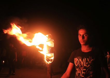 " وحدة الإرباك الليلي" أثناء حرقهم للإطارات أمس، خلال المواجهات مع الاحتلال، والتي تهدف إلى إبقاء جنود الاحتلال في حالة استنفار دائم، مطالبين بحق العودة إلى وطنهم على الحدود بين إسرائيل وغزة، في البريج في وسط قطاع غزة.
