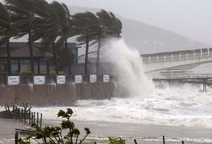 إعصار مانكوت المدمر يضرب الصين