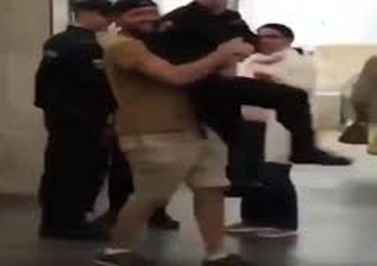 حمله لرجل شرطة يوقعه في مشكلة كبيرة!