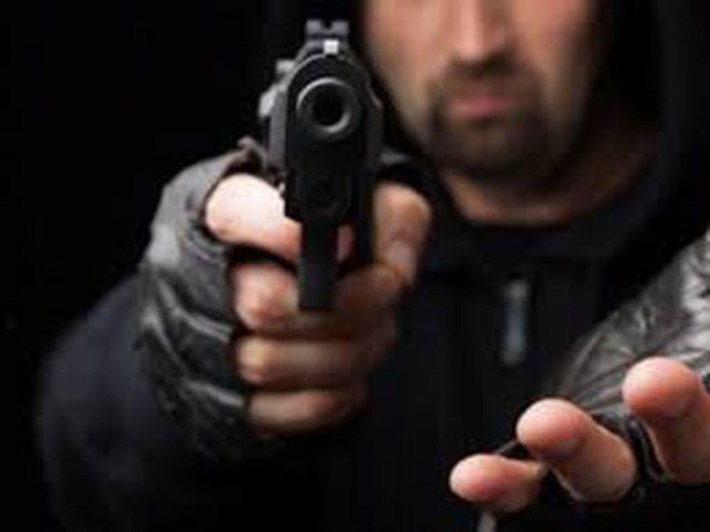 مسلحون يهاجمون مركبة ويسرقون مبلغاً من المال