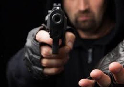 مسلحون يهاجمون مركبة ويسرقون مبلغاً من المال