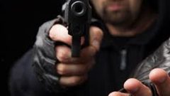 مسلحون يهاجمون مركبة ويسرقون مبلغاً من المال