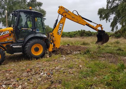 تجريف أراضي لشق طريق استيطاني