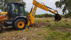 تجريف أراضي لشق طريق استيطاني