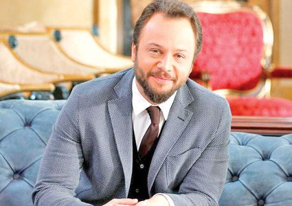 مكسيم خليل يرد على منتقدي إهماله لوالدته