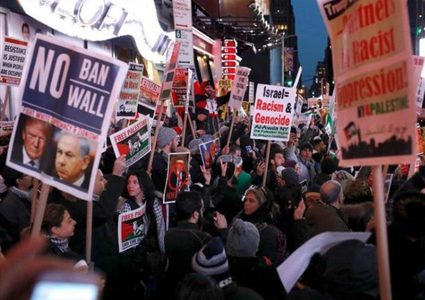 وقفة احتجاجية أمام السفارة الأميركية في وارسو