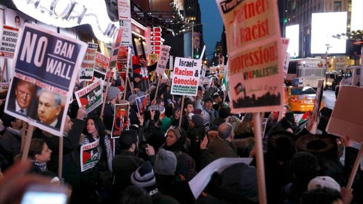 وقفة احتجاجية أمام السفارة الأميركية في وارسو