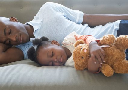 هل النوم على الجانب يحل مشكلة الشخير؟