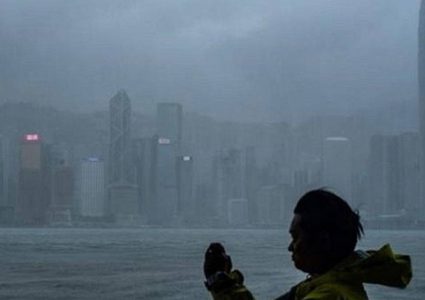 "مانكوت" يتجه غرباً وأقاليم صينية تتأهب