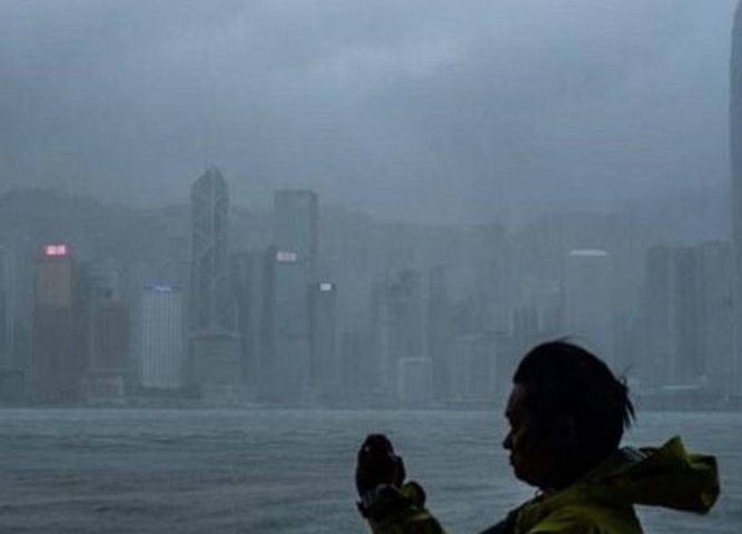 "مانكوت" يتجه غرباً وأقاليم صينية تتأهب