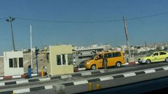 الاحتلال يحتجز فتاة على حاجز الكونتينر