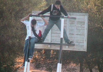 خيانة عظمى تخاطب الضمائر الحيّة