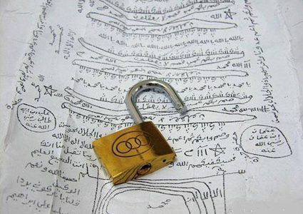 مشعوذ يحتال على امرأتين