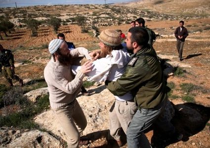 مستوطنون يعتدون على عمال المحاجر في جماعين