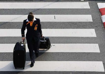 "الرومانسية" تطرد مضيفة طيران من عملها! (فيديو)