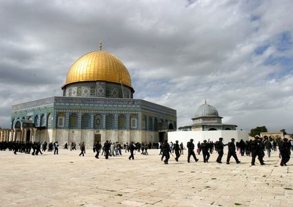 إصابة 4 واعتقال 5 في اعتداء على المصلين بالأقصى