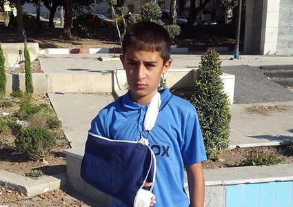 معلم يتسبب بثلاثة كسور في يد يوسف