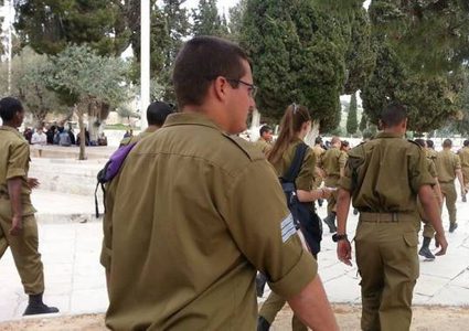 الاحتلال يبعد ناشطاً عن الأقصى ويحقق مع صحافية