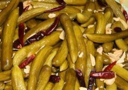 طولكرم: إتلاف 4 أطنان مخللات غير صالحة للاستهلاك