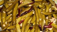 طولكرم: إتلاف 4 أطنان مخللات غير صالحة للاستهلاك