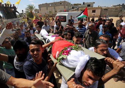 أقارب الفلسطيني علاء أبو عاصي الذي قُتل في غارة جوية إسرائيلية على الحدود بين إسرائيل وغزة ، حداد خلال جنازته في خان يونس في جنوب قطاع غزة في 19 سبتمبر 2018.