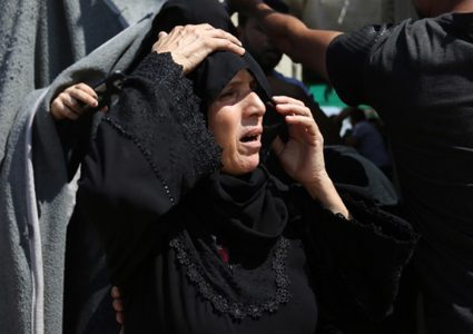 أقارب الفلسطيني علاء أبو عاصي الذي قُتل في غارة جوية إسرائيلية على الحدود بين إسرائيل وغزة ، حداد خلال جنازته في خان يونس في جنوب قطاع غزة في 19 سبتمبر 2018.