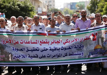 الموظفون الفلسطينيون التابعون لوكالة الأمم المتحدة لإغاثة وتشغيل اللاجئين (الأونروا) يشاركون خلال احتجاج على خفض الوظائف من قبل الأونروا ، في مدينة غزة ، في 19 سبتمبر 2018.