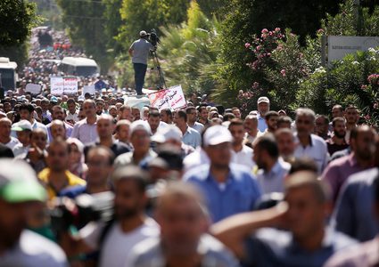 الموظفون الفلسطينيون التابعون لوكالة الأمم المتحدة لإغاثة وتشغيل اللاجئين (الأونروا) يشاركون خلال احتجاج على خفض الوظائف من قبل الأونروا ، في مدينة غزة ، في 19 سبتمبر 2018.