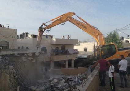 بلدية الاحتلال تجبر مقدسيًّا على هدم منزله بالقدس