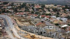 الاحتلال يجدد أعمال التجريف لشق طريق استيطاني