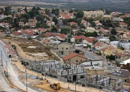 الاحتلال يجدد أعمال التجريف لشق طريق استيطاني