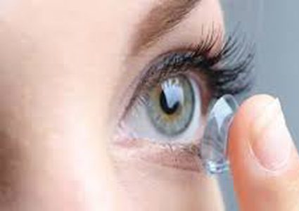 وضع العدسات اللاصقة لفترات طويلة يدمر صحة العين