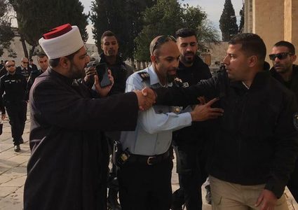 الاحتلال يعتقل حارساً من المسجد الأقصى