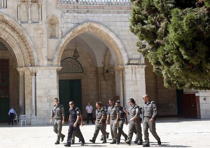 "الشابك" يزعم اعتقال مقدسيين من داخل الأقصى