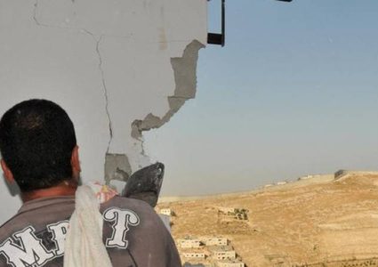 فادي الشوامرة يهدم منزله بيده