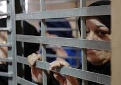 الاسيرات يواصلن رفض الخروج للفورة