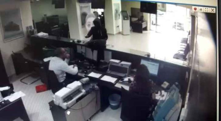 لص يسطو على مصرف بمسدس للأطفال!