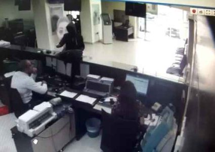 لص يسطو على مصرف بمسدس للأطفال!