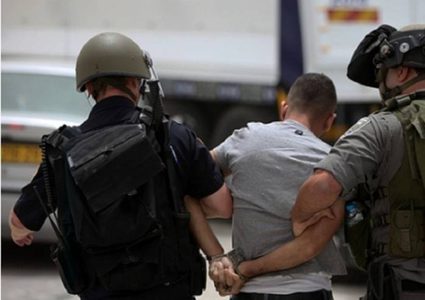 الاحتلال يعتقل مواطنا ويفتش منازل في الخليل