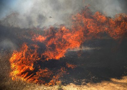 سبع حرائق في "غلاف غزة" بفعل بالونات حارقة