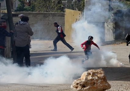 حالات اختناق بالغاز خلال مواجهات مع الاحتلال