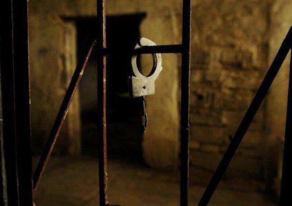 3 أسرى يدخلون أعوامًا جديدة في سجون الاحتلال