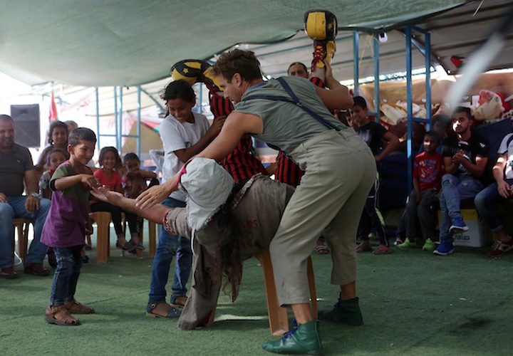 مهرجون إسبان يقدمون عرضاً في خيمة احتجاج في قرية خان الأحمر في الضفة الغربية المحتلة ضد خطة إسرائيل لهدم القرية.