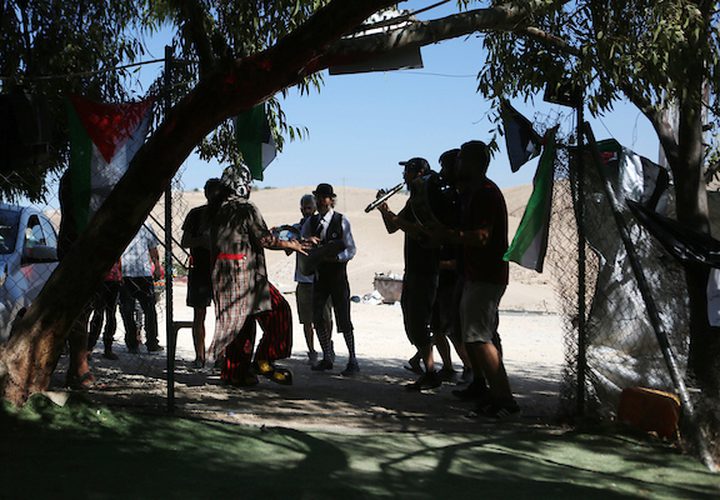 مهرجون إسبان يقدمون عرضاً في خيمة احتجاج في قرية خان الأحمر في الضفة الغربية المحتلة ضد خطة إسرائيل لهدم القرية.