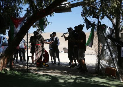 مهرجون إسبان يقدمون عرضا لأطفال الخان الاحمر